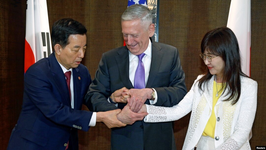미한일 3국 국방장관들이 싱가포르에서 열린 회담에 앞서 악수하고 있다. 왼쪽부터 한민구 한국 국방장관, 제임스 매티스 미국 국방장관, 이나다 도모미 일본 방위상.