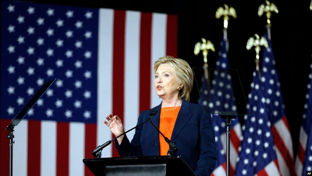 Clinton recordó las declaraciones que ha hecho Trump a lo largo de su campaña sobre la OTAN, las amenazas de Rusia y Corea del Norte, además del cambio climático.
