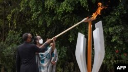 Perezida Paul Kagame na Madame Jeannette Kagame batangiza icyumweru cyo kunamira abazize jenoside yakorewe abatutsi mu Rwanda mu 19994
