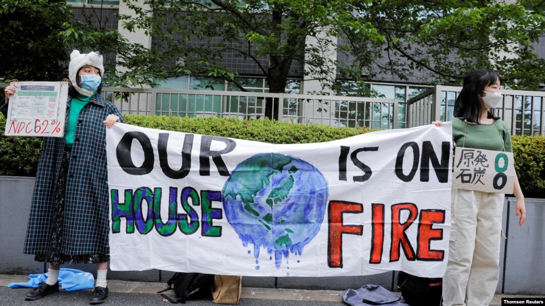 Jóvenes activistas climáticos asisten a un mitin en el que solicitan a los políticos que eleven el objetivo de reducción de gases de efecto invernadero para conmemorar el Día Mundial de la Tierra en Tokio.