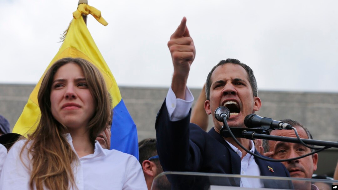 Juan Guaidò ki te pran lapawòl devan foul moun ki te vin manifeste apui yo pou li. ( Photo AP/Fernando Llano).