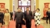 中国国家主席习近平和夫人彭丽媛，朝鲜国务委员会委员长金正恩和夫人李雪主在北京（2018年3月28日发布的照片）。