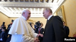 Perezida w'Uburusiya Vladimir Putin aramukanya na Papa Fransisiko i Vaticano, Itariki 04/07/2019. 