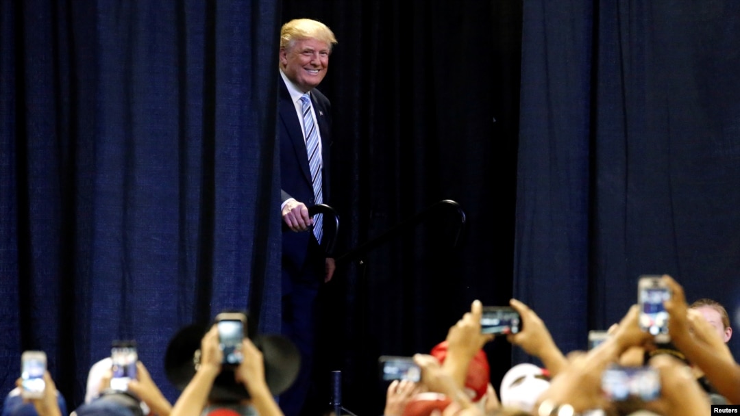 “Estoy viendo luchar a Hillary y no puede cerrar el negocio” dijo Trump a una multitud en Dakota del Norte.