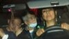 ARCHIVO - El expresidente de Perú, Alberto Fujimori, de 85 años, en el centro, junto a sus abogados y su hijo Kenji, a la izquierda, en Callao, el 6 de diciembre de 2023. Fujimori cumplía condena de 25 años por el asesinato de 25 peruanos durante su gobierno. 
