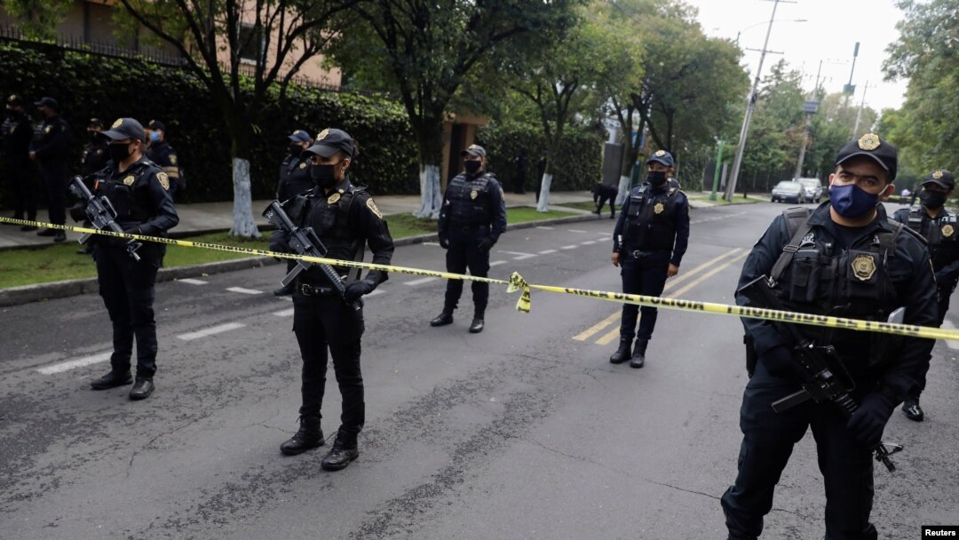 Policías vigilan cerca del lugar donde ocurrió el intento de asesinato al jefe de policía de la Ciudad de México, Omar García Harfuch, el 26 de junio de 2020.