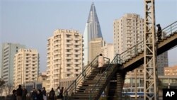 지난해 11월 북한 평양의 고층 아파트. 여전히 건축 과정 중에 있는 류경호텔이 가운데 솟아있다.