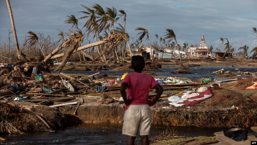 ARCHIVO - Una mujer observa la destrucción en Haulover, una comunidad a 41 km al sur de Bilwi, en la Región Autónoma del Caribe Norte, Nicaragua, en noviembre de 2020.