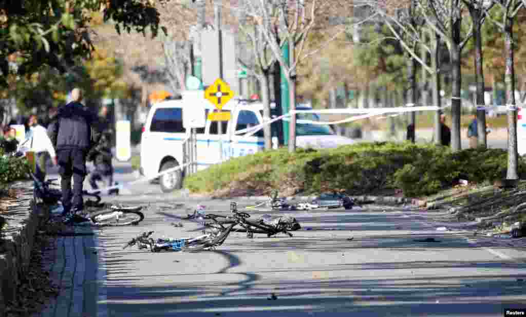 纽约市一条繁忙的自行车道上被撞倒撞毁的自行车(2017年10月31日)。此前,来自乌兹别克斯坦的移民塞弗洛·萨伊波夫驾驶从家得宝商店租来的皮卡冲上自行车道,撞向骑车人和行人。卡车后来撞上了一辆大巴校车,造成两名成年人和两名儿童受伤。