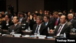 13일 서울에서 열린 '2012 한반도국제포럼, 평화와 통일-한반도 문제의 담론화' 개회식에 참석한 제임스 스타인버그 전 미국 국무부 부장관(가운데).)