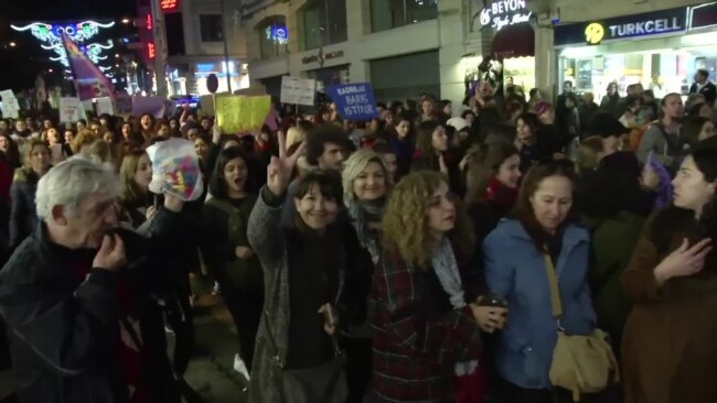 İstiklal Caddesi’nde Toplanan Binlerce Kadın “Feminist Gece Yürüyüşü” Düzenledi