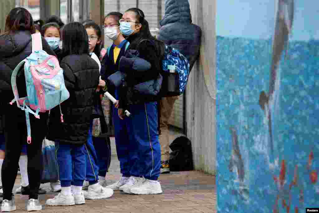 2018年2月7日,中国香港的小学生戴口罩,以防感冒。
