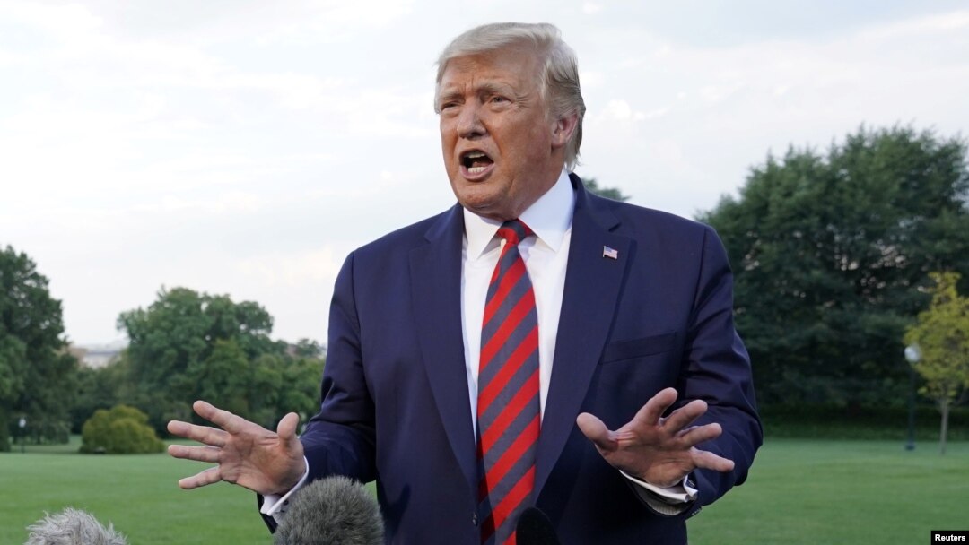 El presidente de los Estados Unidos, Donald Trump, habla con los periodistas cuando parte hacia Baltimore, Maryland desde el Jardín Sur de la Casa Blanca en Washington.