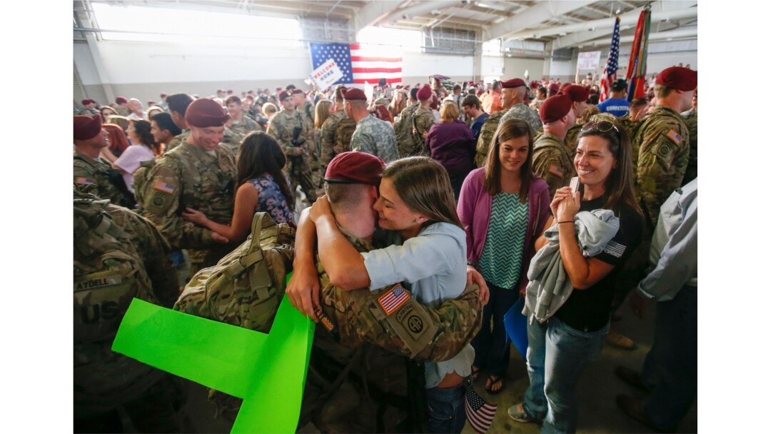 Cientos de soldados estadounidense han servido en Afganistán e Irak desde el final de la Guerra del Golfo. El presidente Trump prometió que traería a esos soldados a casa con sus familias ya que considera que EE.UU. debe salir de esas guerras.