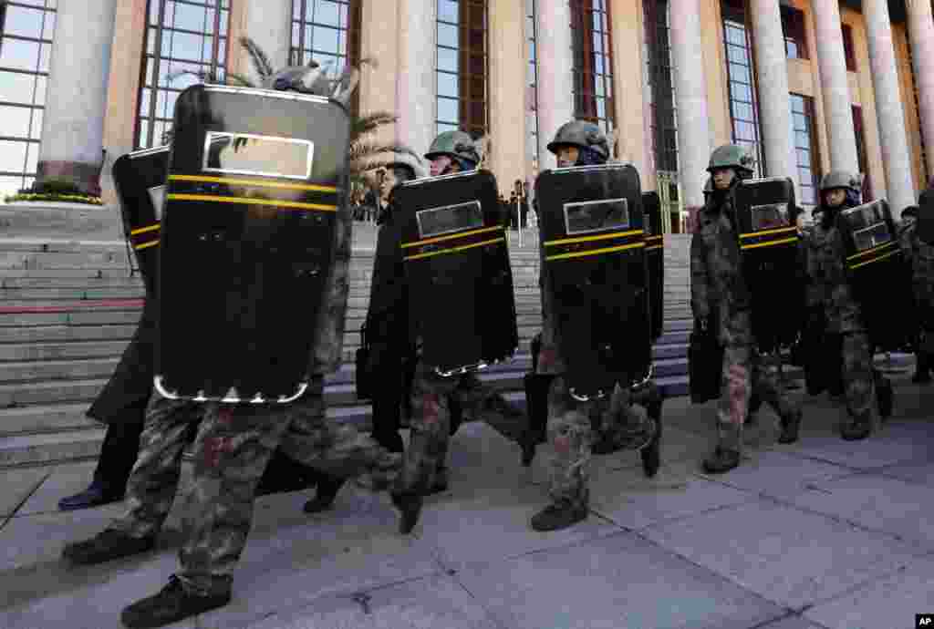 2012年11月8日，中国军人在中共18大开幕式召开期间走过人民大会堂。