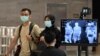 지난 27일 싱가포르 창이 국제공항에서 신종 코로나바이러스 방역을 위해 여행객들의 체온을 재고 있다.