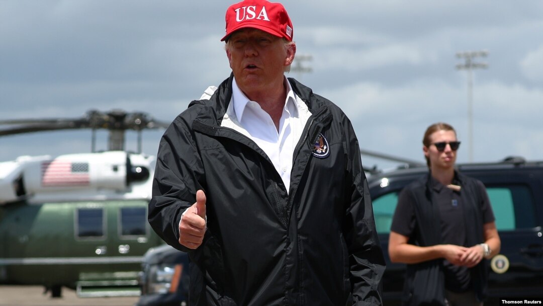 El presidente Donald Trump recorre el sábado 29 de agosto de 2020 zonas devastadas por huracán Laura en Luisiana y Texas.