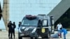 Agentes da Polícia Civil brasileiram retira corpo do autor de atentado suicida contra a Praça dos Três Poderes em Brasília, Brasil, 13 novembro 2024