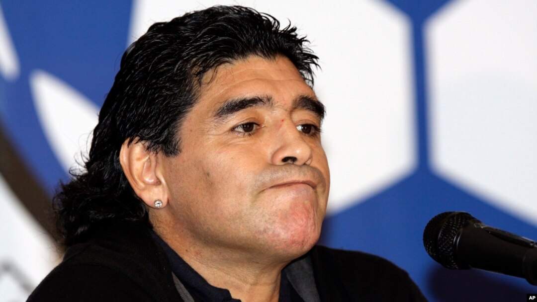 ARCHIVO - El entrenador de la selección argentina de fútbol, Diego Maradona, asiste a una conferencia de prensa en Caracas, Venezuela, el martes 27 de enero de 2009.