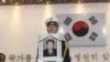 2015년 7월 대전 유성구 국립대전현충원에서 열린 한국군 포로 손동식 이등중사 안장식에서 영현봉송병이 영정과 영현을 안고 묘역으로 향하고 있다.