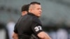 El árbitro venezolano Carlos Torres conversa con un colega antes del juego entre los Marineros de Seattle y los Atléticos de Oakland en California, el 18 de septiembre de 2024. Torres será árbitro principal del primer juego de la Serie Mundial. (ARCHIVO: AP)