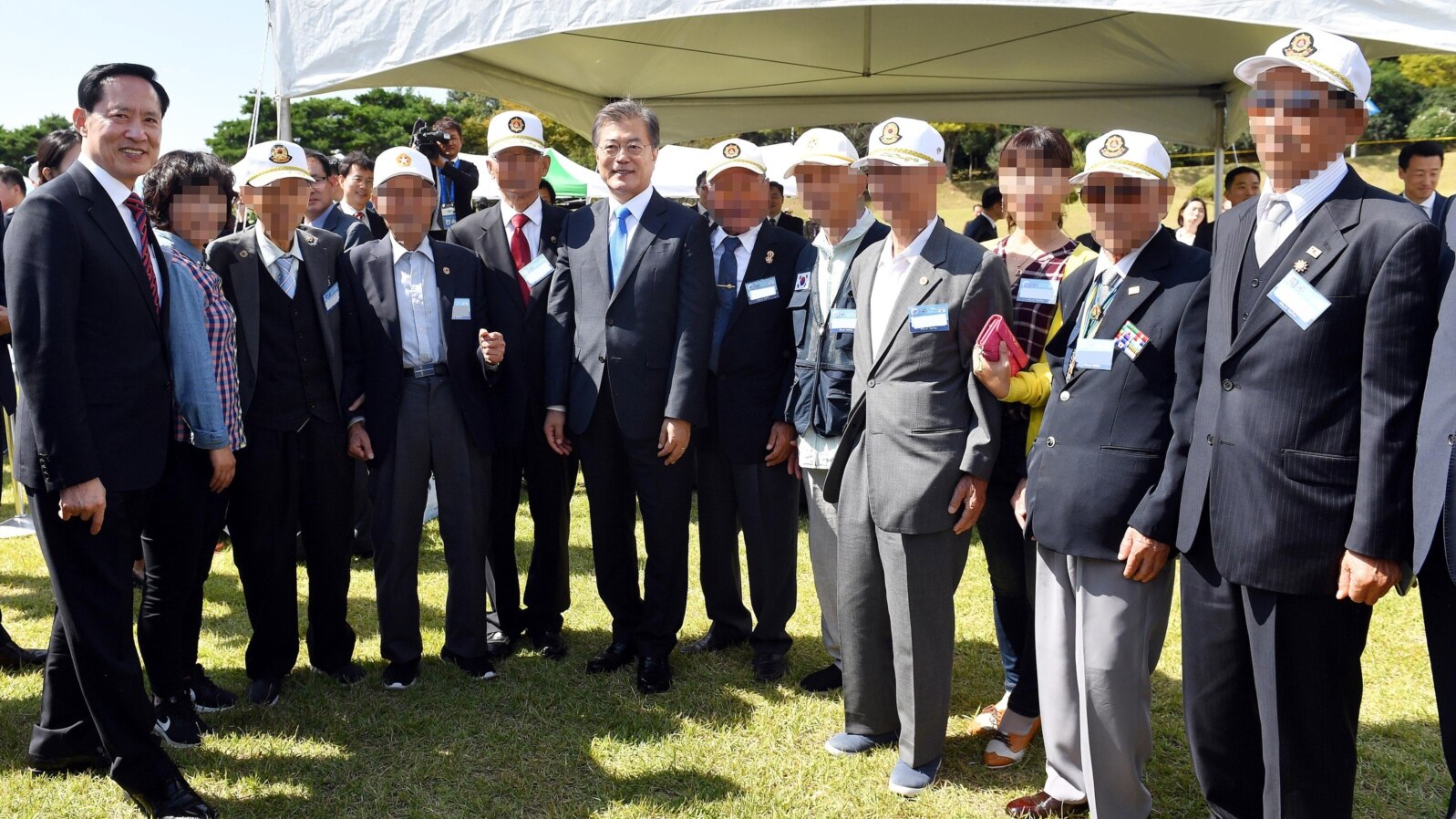 문재인 한국 대통령이 지난 28일 경기도 평택시 해군 제2함대사령부에서 열린 '제69주년 국군의 날' 행사에서 귀환 국군용사들과 기념촬영하고 있다. 