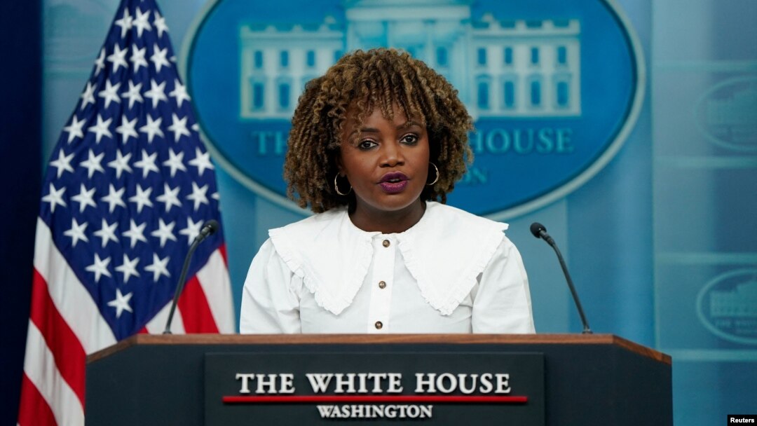 La secretaria de prensa de la Casa Blanca, Karine Jean-Pierre, ofrece una conferencia de prensa en Washington el 12 de agosto de 2024.