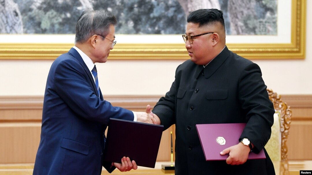 문재인 한국 대통령과 김정은 북한 국무위원장이 19일 평양 백화원 영빈관에서 평양공동선언문에 서명한 후 악수하고 있다. 사진 출처=평양사진공동취재단