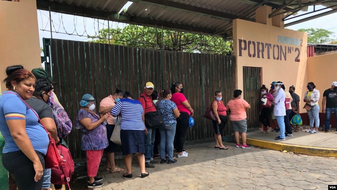 Personas con síntomas de coronavirus hacen fila en un hospital de Managua, Nicaragua.
