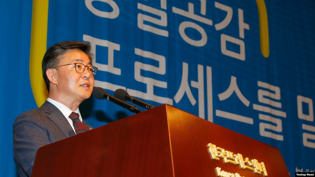 홍용표 한국 통일부 장관이 24일 서울 중구 프레스센터에서 열린 '통일공감포럼 발족식 및 통일공감대화'에서 축사를 하고 있다.