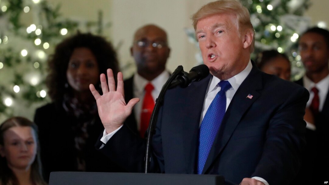 El presidente Donald Trump habla sobre la reforma de impuestos en el recibidor principal de la Casa Blanca, después que el Congreso anunció que ha llegado a un acuerdo definitivo sobre cambios a la ley tributaria. Dic. 13, 2017.