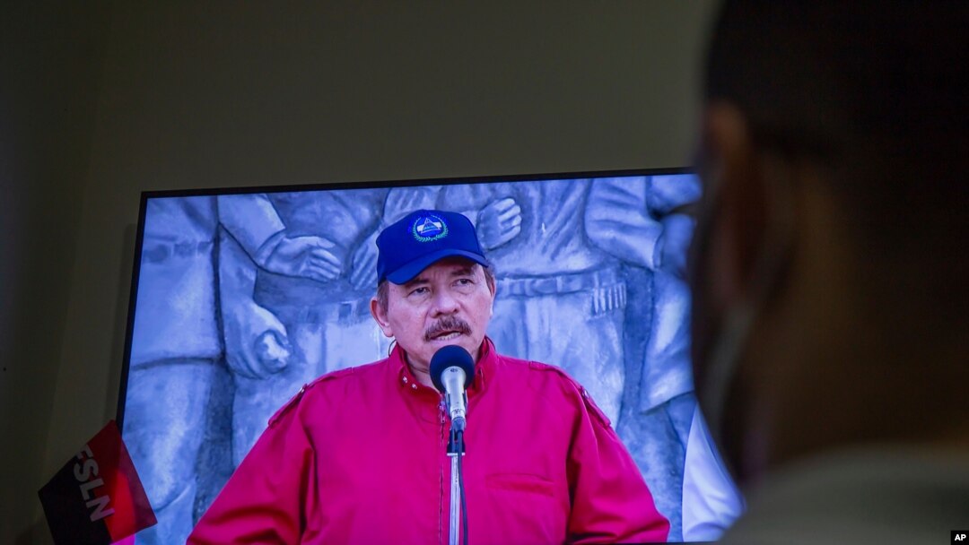 Un hombre mira un discurso nacional televisado del presidente de Nicaragua, Daniel Ortega, en su casa de Managua, el 23 de junio de 2021.