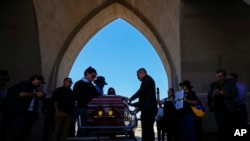 Familiares y amigos del ex militar venezolano Ronald Ojeda presentan sus últimos respetos antes de enterrarlo en el cementerio de Canaán en Santiago, Chile, el viernes 8 de marzo de 2024.
