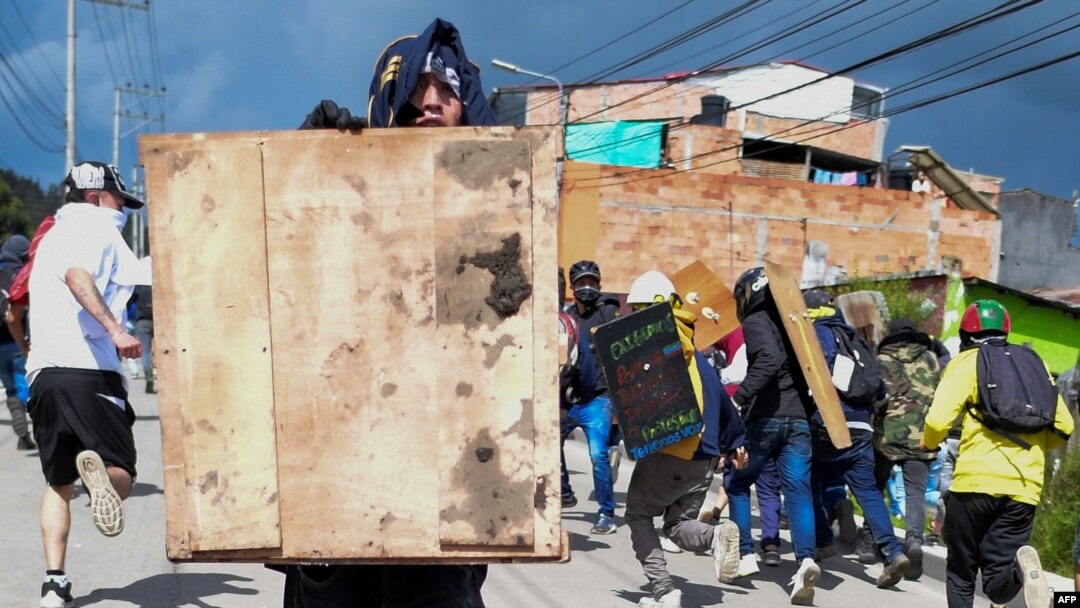 Manifestantes chocan con la policía antidisturbios durante una protesta contra el gobierno del presidente colombiano Iván Duque, en Facatativá, Colombia, el 31 de mayo de 2021.