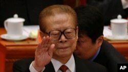 江泽民在中共十八大开幕式上，江泽民的老部下一个接一个出事或者被传言出事