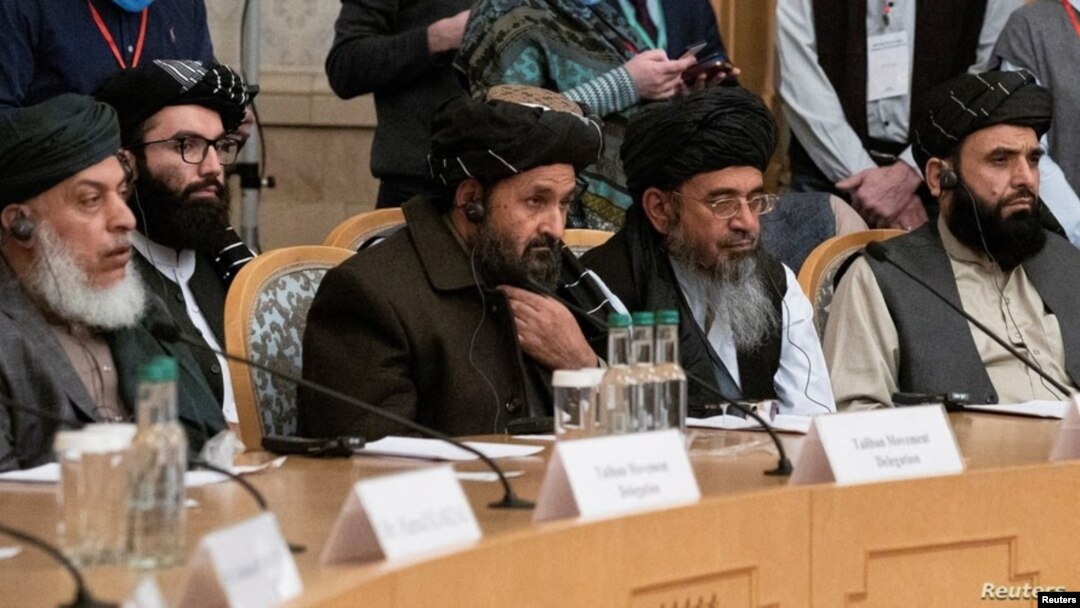 El Mullah Abdul Ghani Baradar, el líder adjunto y negociador de los talibanes, y otros miembros de la delegación asisten a la conferencia de paz afgana en Moscú, Rusia, el 18 de marzo 2021.