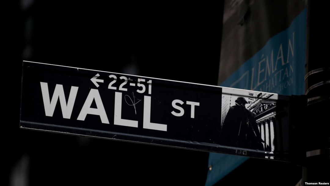 Un letrero de Wall Street se ve cerca de la Bolsa de Nueva York en Nueva YorkNYSE en Nueva York.