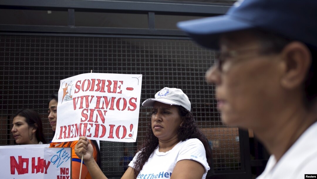 Una mujer venezolana sostiene un cartel exigiendo medicinas durante una manifestación por las pacientes de cáncer de mama en Caracas, el 27 de agosto de 2017.