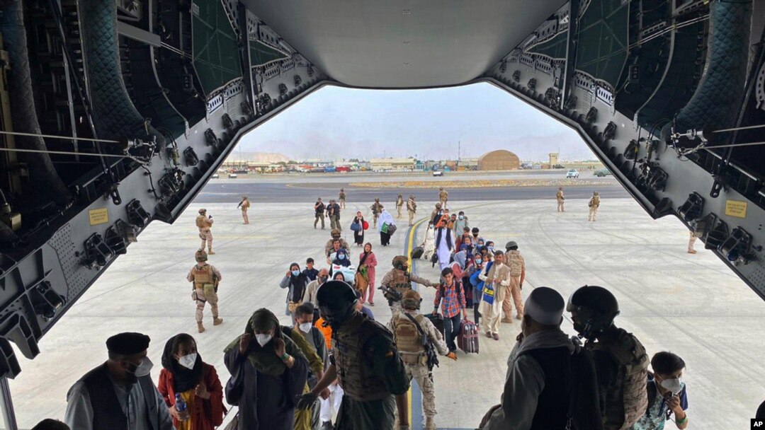 En esta foto proporcionada por el Ministerio de Defensa español y tomada en Kabul, Afganistán, personas abordan un avión de la fuerza aérea española como parte de un plan de evacuación en Afganistán, el miércoles 18 de agosto. 