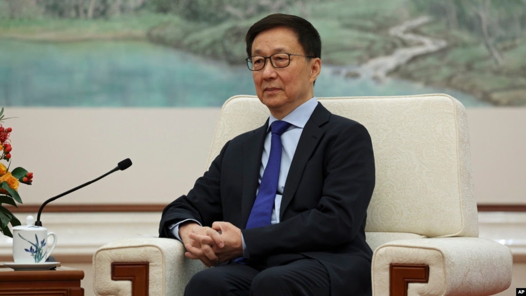 ARCHIVO - El vicepresidente chino, Han Zheng, asiste a una reunión en el Gran Salón del Pueblo en Beijing, el 11 de enero de 2025