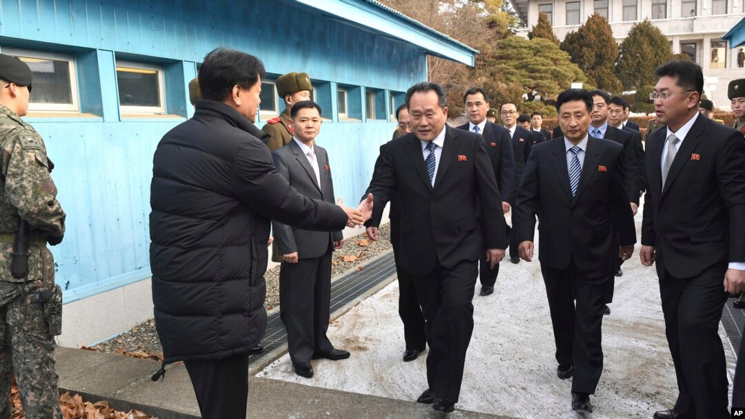 지난 1월9일 리선권 조국평화통일위원회 위원장 등 북측 대표단이 남북 고위급회담을 위해 판문점 군사분계선을 건너 남측으로 이동하고 있다.
