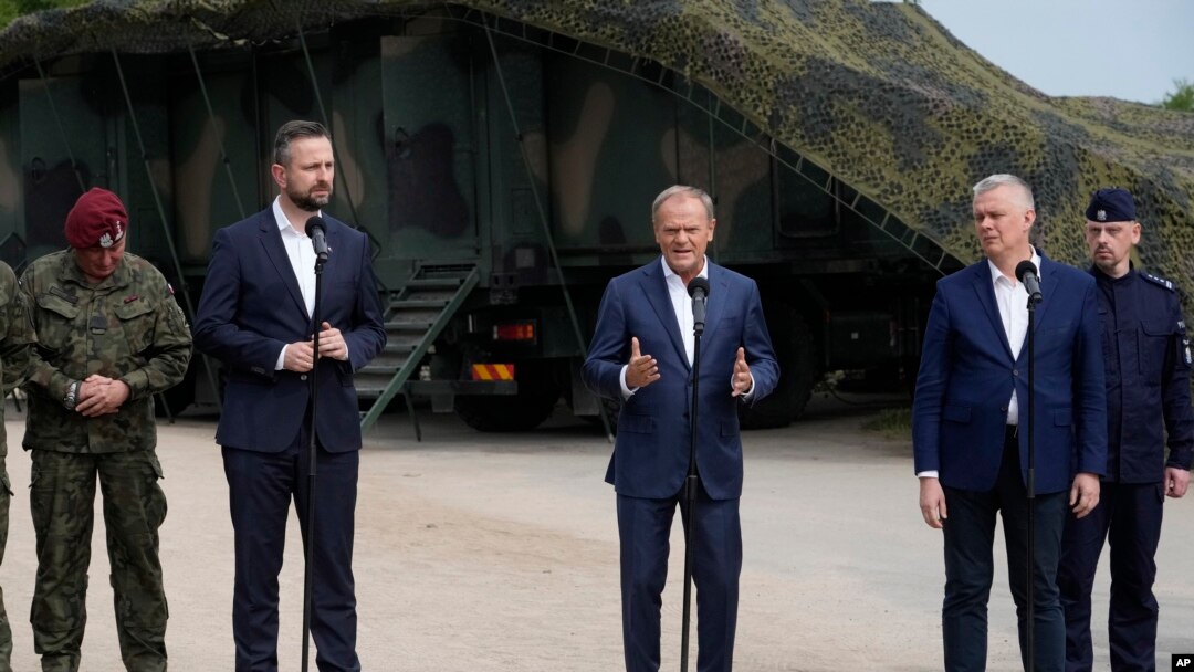 Kryeministri polak Donald Tusk gjatë një vizite të trupave pranë kufirit Poloni-Bjellorusi- 29 maj 2024. 