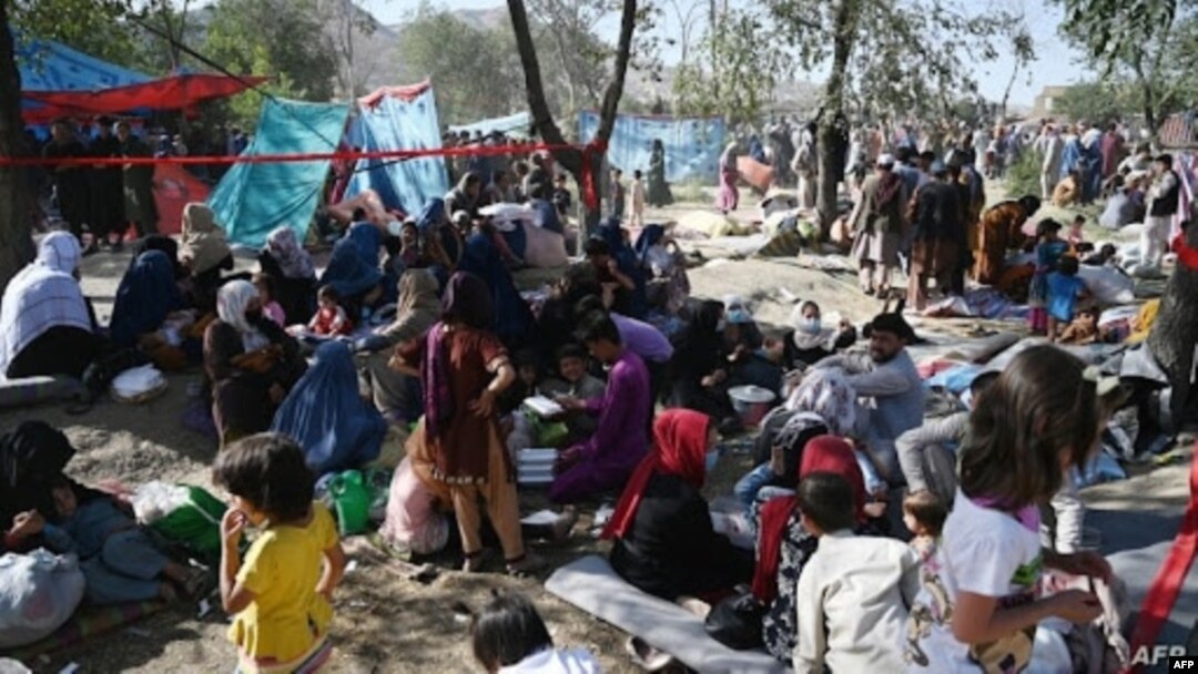 Familias afganas desplazadas internamente, que huyeron de Kunduz y la provincia de Takhar, se sientan en un campo en Kabul, el 9 de agosto de 2021.