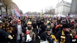 Partidarios del presidente de Estados Unidos, Donald Trump, vestidos con ropa asociada al grupo Proud Boys, durante una marcha en Freedom Plaza, en Washington, el sábado 12 de diciembre de 2020.