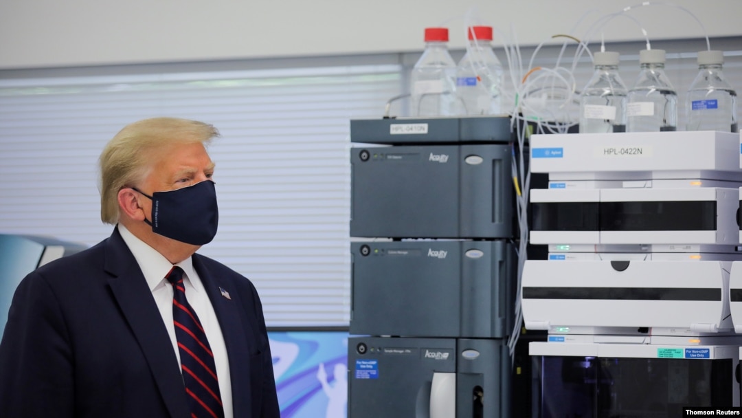 El presidente de EE.UU., Donald Trump, visita un centro de biotecnología en Morrisville, Carolina del Norte, el lunes 27 de julio de 2020.