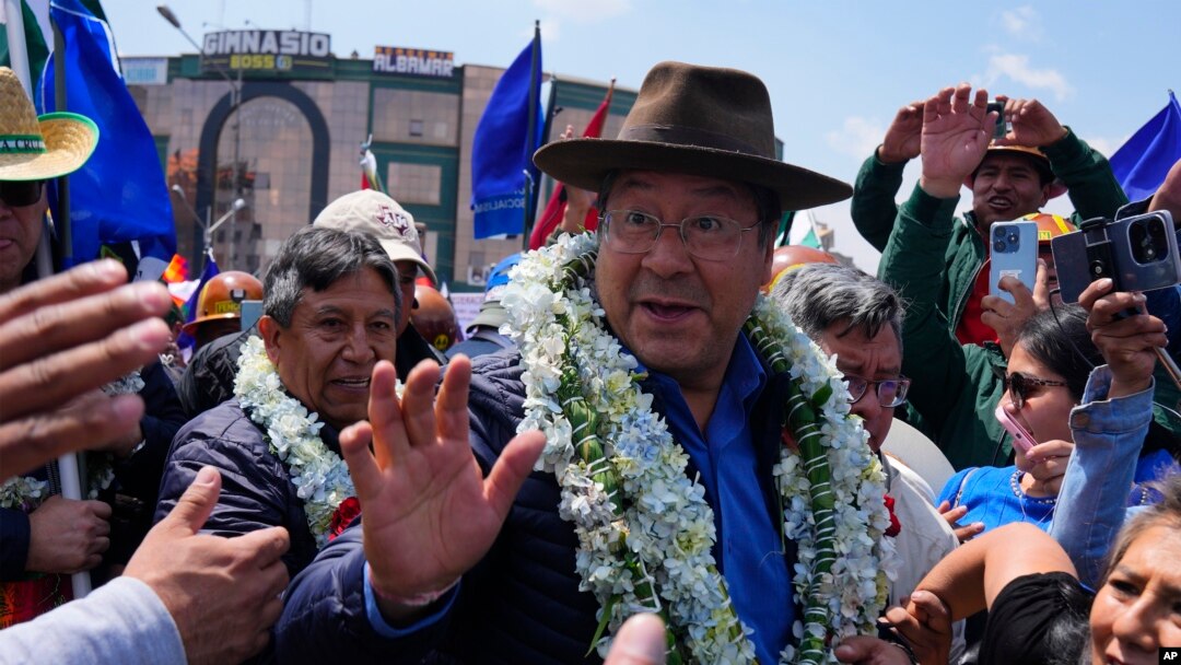 El presidente de Bolivia, Luis Arce, saluda a sus partidarios durante un mitin político a favor de su gobierno, en El Alto, Bolivia, el martes 17 de octubre de 2023.