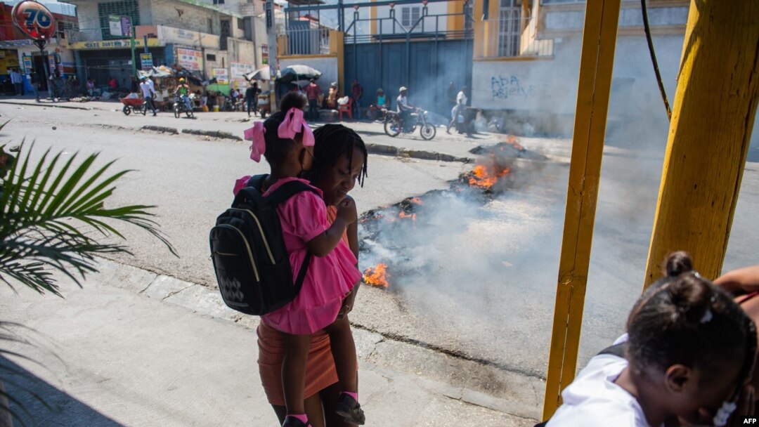 La gente huye de la violencia de pandillas en un barrio de Puerto Príncipe mientras se manifiesta contra el gobierno el 20 de febrero de 2025.