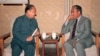 1987年，中國前副總理習仲勳(左)在北京與達賴喇嘛的胞兄嘉樂頓珠交談。