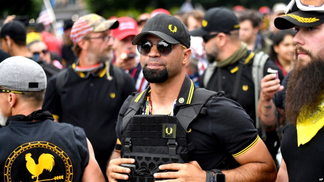 ARCHIVO - Enrique Tarrio en Portland, Oregón, el 17 de agosto de 2019. (AP/Noah Berger)