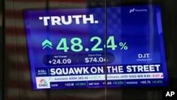Vrednost deonica kompanije "Truth Social" na zgradi Nasdaka u Njujorku, 26. marta 2024. (Foto: AP/Frank Franklin II)
